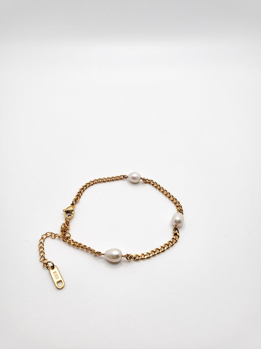 Gold plated bracelet with freshwater pearl