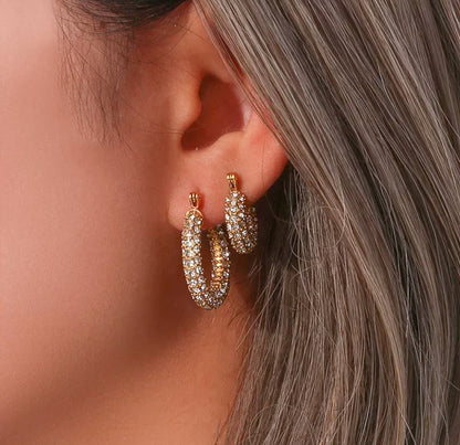 Gold plated earrings with zircons in small and medium on a model