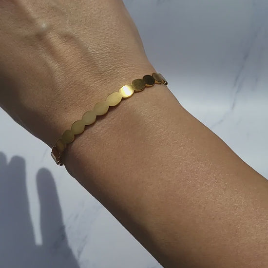 Wavy shape 18k gold plated stainless steel bracelet.