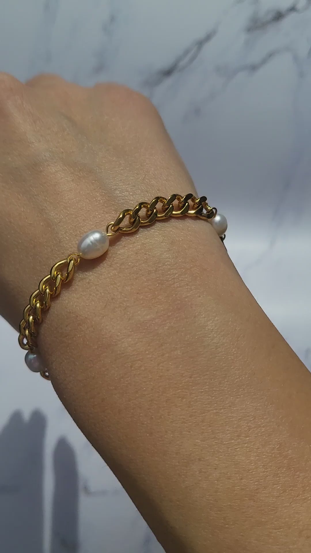 Chunky 18k gold plated bracelet with freshwater pearl. 6mm. Water proof.